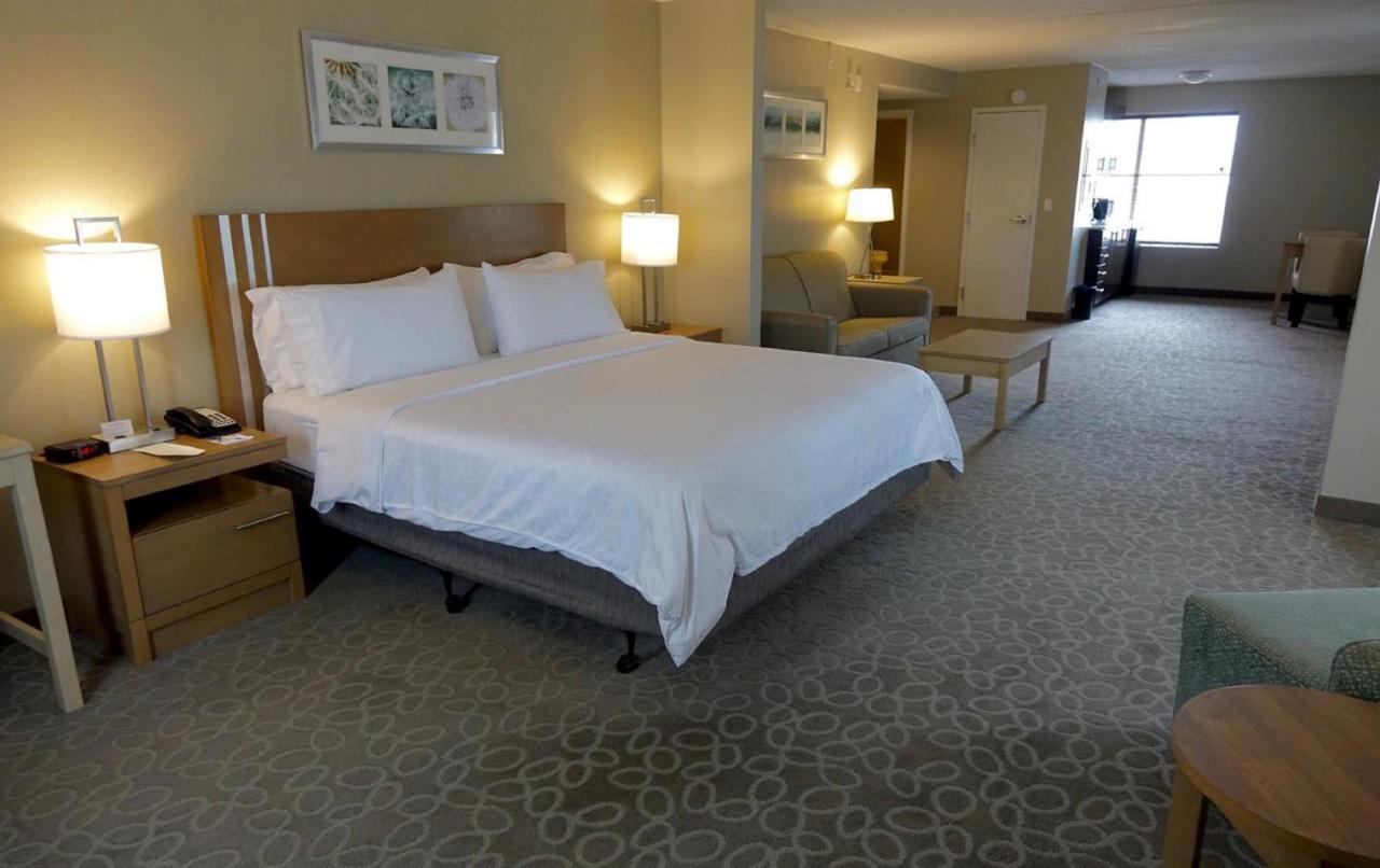 Holiday Inn Express & Suites Oshawa Downtown - Toronto Area By Ihg Экстерьер фото